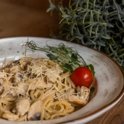 Паста с курицей и грибами